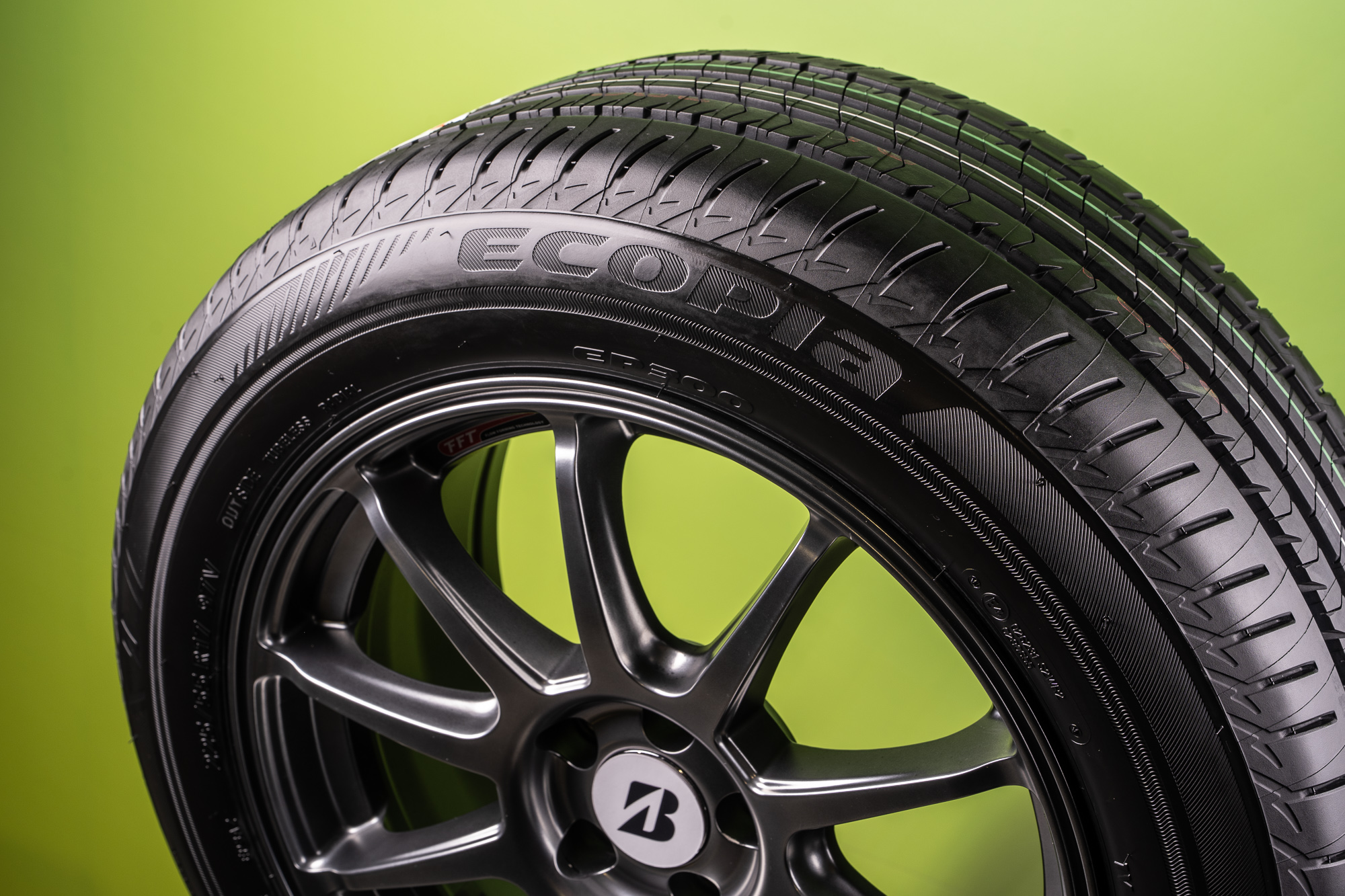 EP300 透過 Nano Pro-Tech™ 革命性膠料技術，成就低滾阻、實現卓越的能源效率，為車主帶來更環保、更安心的移動選擇。